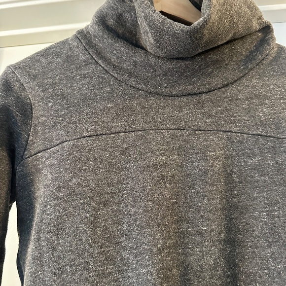 Charcoal Grey Alo Yoga sweatshirt - Picture 8 of 8
